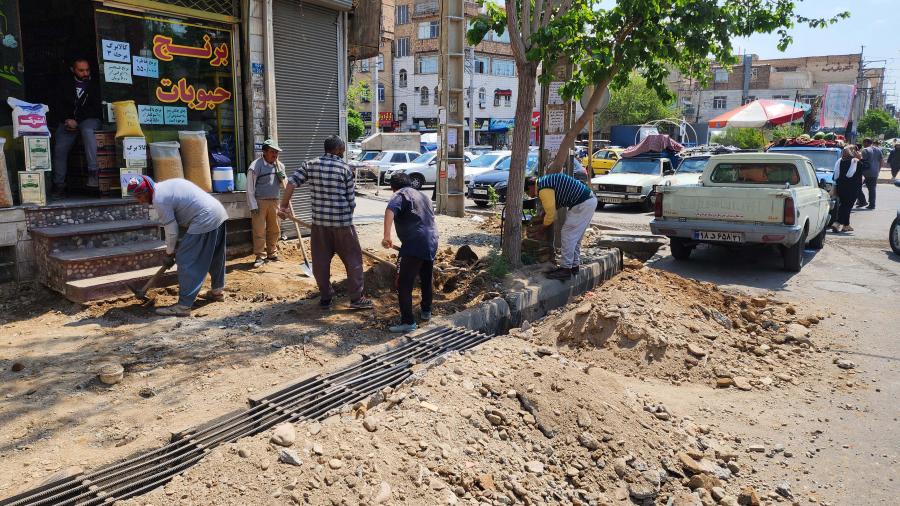 عملیات زیرسازی پیاده‌راه خیابان آزادگان