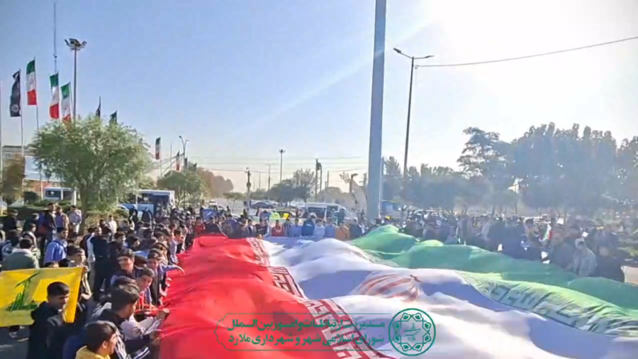 اهتزاز پرچم جمهوری اسلامی ایران بر فراز بلندترین پایه پرچم شهر ملارد در روز دانش‌آموز