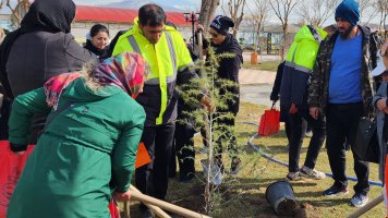 کاشت درخت توسط مادران در بوستان مادر