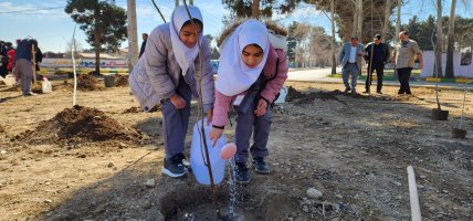 بمناسبت هفته منابع طبیعی غرس نهال فرزندان شهرملارد بهمراه مادران بمناسبت هفته منابع طبیعی 