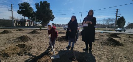 بمناسبت هفته منابع طبیعی غرس نهال فرزندان شهرملارد بهمراه مادران بمناسبت هفته منابع طبیعی 