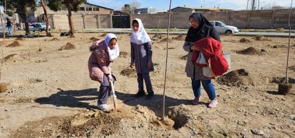 بمناسبت هفته منابع طبیعی غرس نهال فرزندان شهرملارد بهمراه مادران بمناسبت هفته منابع طبیعی 