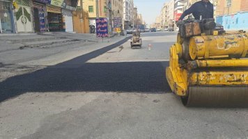 در ادامه نهضت آسفالت در شهرملارد... انجام عملیات لکه گیری آسفالت در خیابانهای آزادگان و  ۱۰ متری فرزانه