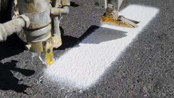 آراستگی سطح شهر ملارد با خط کشی ترافیکی و رنگ آمیزی سرعت کاه ها در استقبال از نوروز