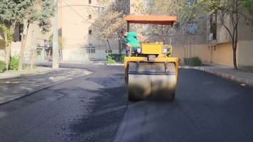 اجرای عملیات روکش آسفالت مکانیزه در خیابان های امید ۱و۲محله مارلیک