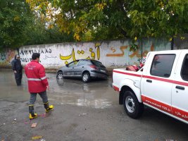 رها سازی خودروهای گرفتار در بارندگی اخیر در شهر ملارد 