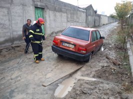 رها سازی خودروهای گرفتار در بارندگی اخیر در شهر ملارد 