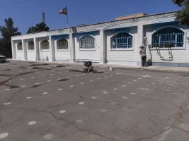 رنگ آمیزی دیوار های مدرسه حدیثه 