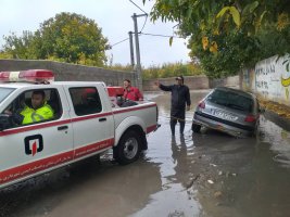 رها سازی خودروهای گرفتار در بارندگی اخیر در شهر ملارد 