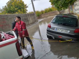 رها سازی خودروهای گرفتار در بارندگی اخیر در شهر ملارد 