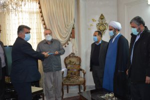بهمنی شهردار ملارد با حضور در منزل خانواده شهدا با آن ها دیدار نمودند 