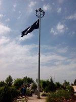 اهتزاز بیرق های مشکی بمناسبت  شب های عزاداری حضرت امیرالمومنین علی (ع) در شهرملارد