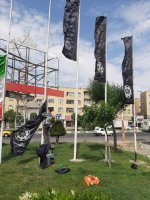 اهتزاز بیرق های مشکی بمناسبت  شب های عزاداری حضرت امیرالمومنین علی (ع) در شهرملارد