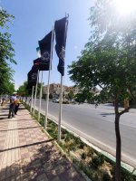 اهتزاز بیرق های مشکی بمناسبت  شب های عزاداری حضرت امیرالمومنین علی (ع) در شهرملارد