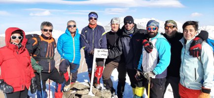 صعود زمستانه کوهنوردان شهرداری ملارد به قله پوشیده از برف سکه نو 