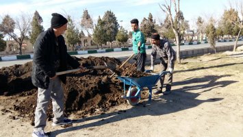 اجرای خاک و کود دهی به سطوح فضای سبزدر شهر ملارد آغاز گردید