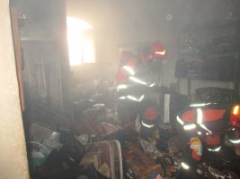 اتصالی بخاری برقی سبب آتش سوزی در یک واحد مسکونی گردید