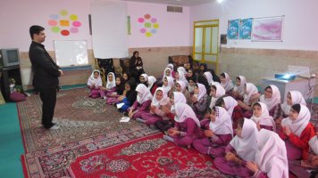 کلاس آموزشی مدیریت پسماند در آموزشگاه 15 خرداد ویلادشت