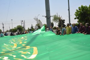  پرچم بزرگ متبرک به نام علی بن موسی الرضا (ع) در ملارد به اهتزاز درآمد.