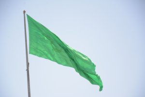 اهتزار پرچم علوی  در آسمان شهر ملارد 
