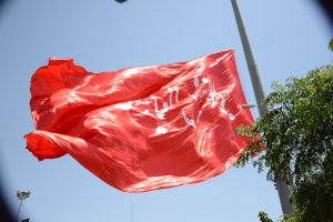 اهتزاز پرچم قمر بنی هاشم حضرت ابوالفضل العباس (ع) بر فراز شهر ملارد 