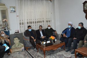بهمنی شهردار ملارد با حضور در منزل خانواده شهدا با آن ها دیدار نمودند 