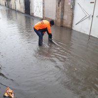 تلاش شبانه روزی پرسنل معاونت خدمات شهری و زیست محیطی شهرداری ملارد در رفع آب گرفتگی و مهار آبهای سطحی شهر ملارد